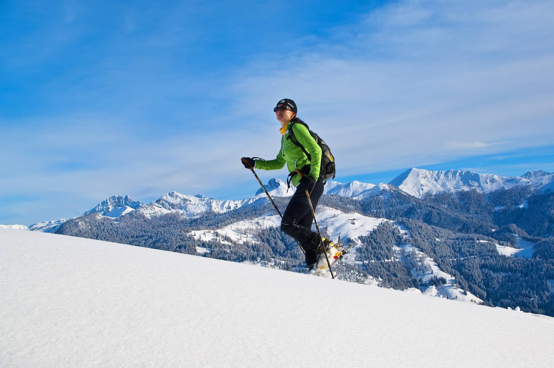 Frau beim Aufstieg während einer Skitour im Grossarltal