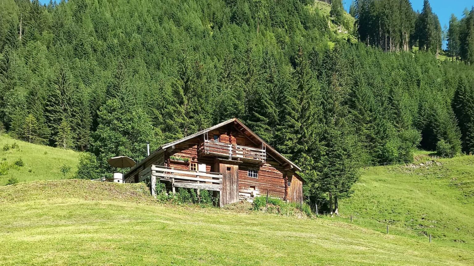 Blick auf die Aschauhütte beim Aufstieg in Hüttschlag im wunderschönen Großarl