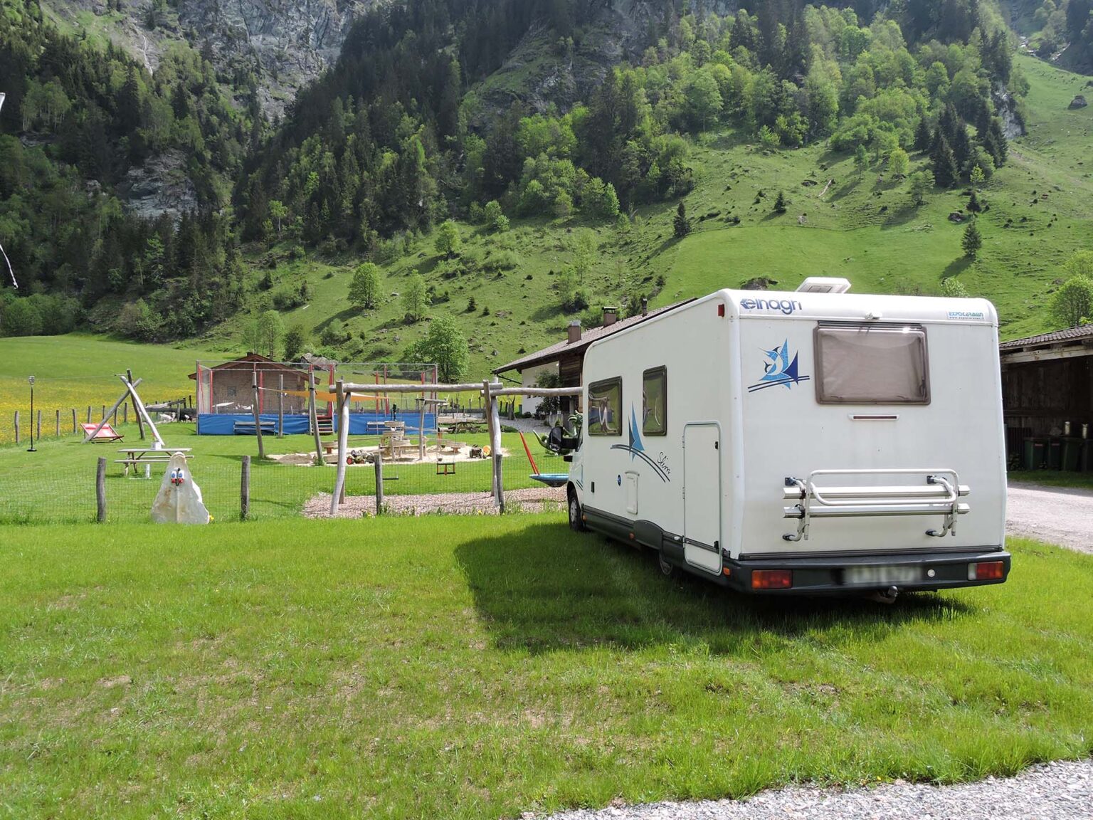 Campingwagen vor dem Spielplatz am Campingplatz in Hüttschlag im schönen Großarltal