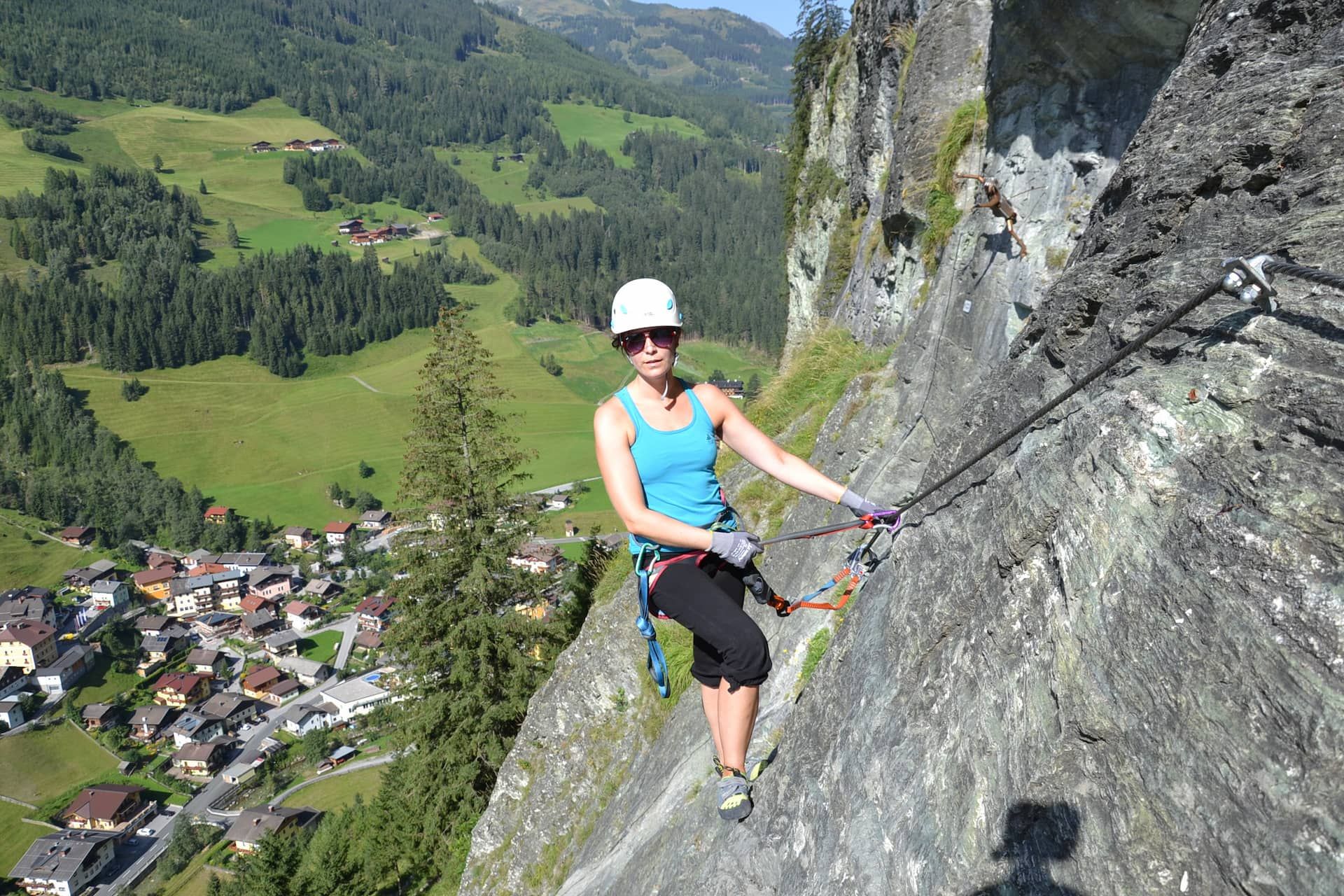Frau beim Aufstieg im Klettersteig der Hüttschlagerwand