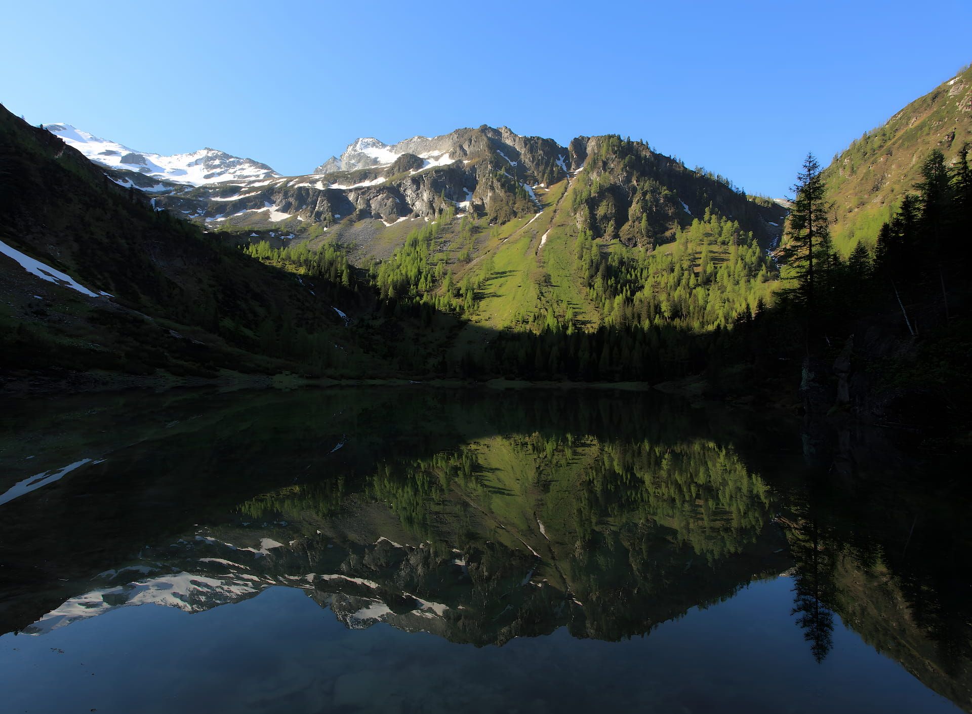 Der spiegelnde Bergsee Schödersee in Hüttschlag